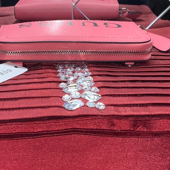 Guess crossbody wallet used only a few times - Picture 4 of 7